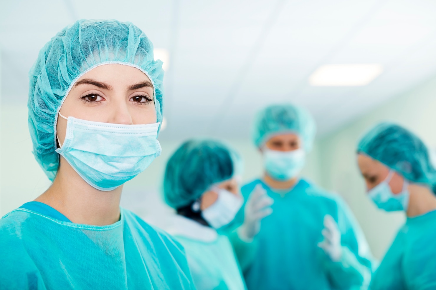Женщина хирург в операционной